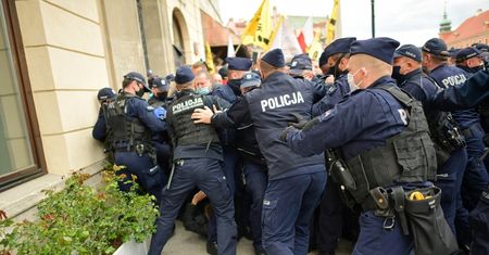Oburzający apel policji. "Możemy użyć miotacza gazu". Reakcja?