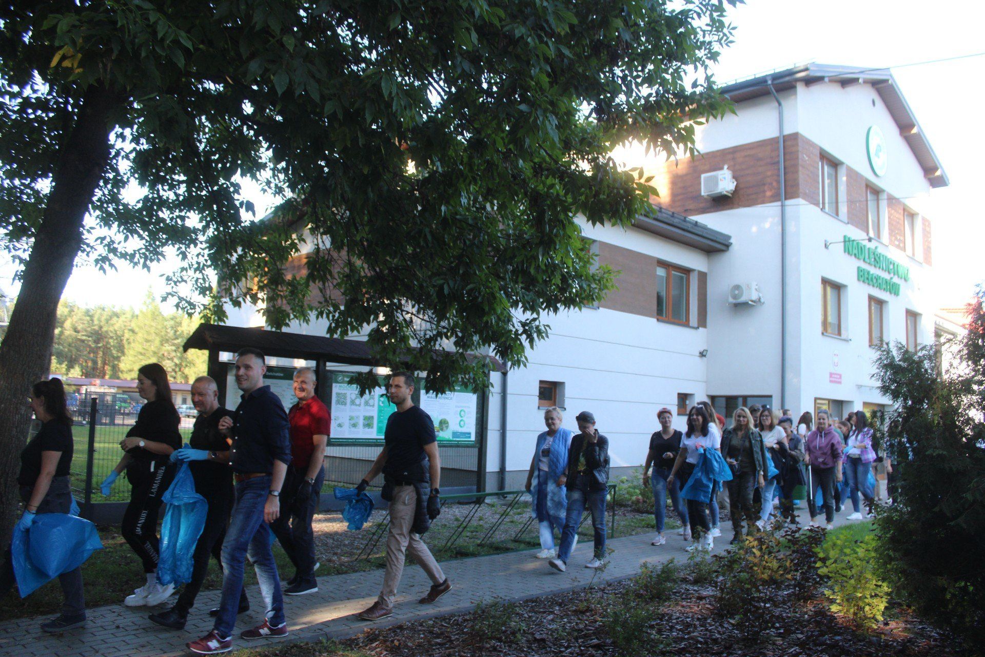 Bełchatów. Pracownicy Starostwa Powiatowego oraz jednostek podległych posprzątali las