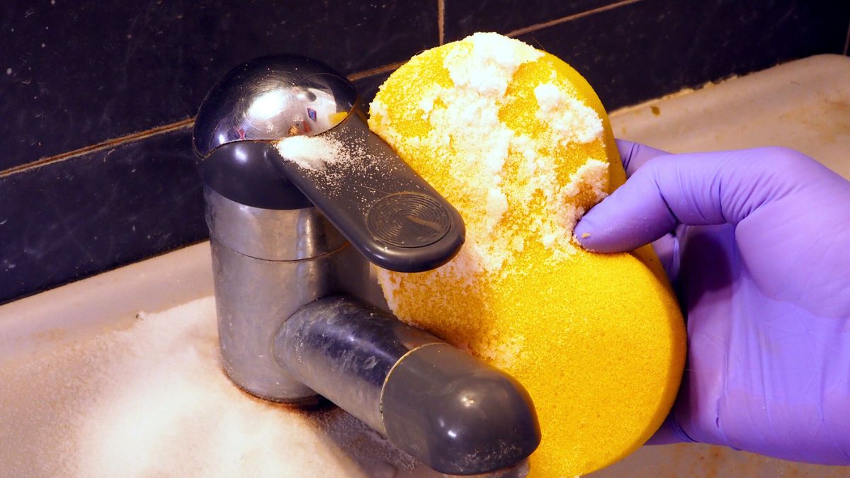 Kobieta myje kran w łazience