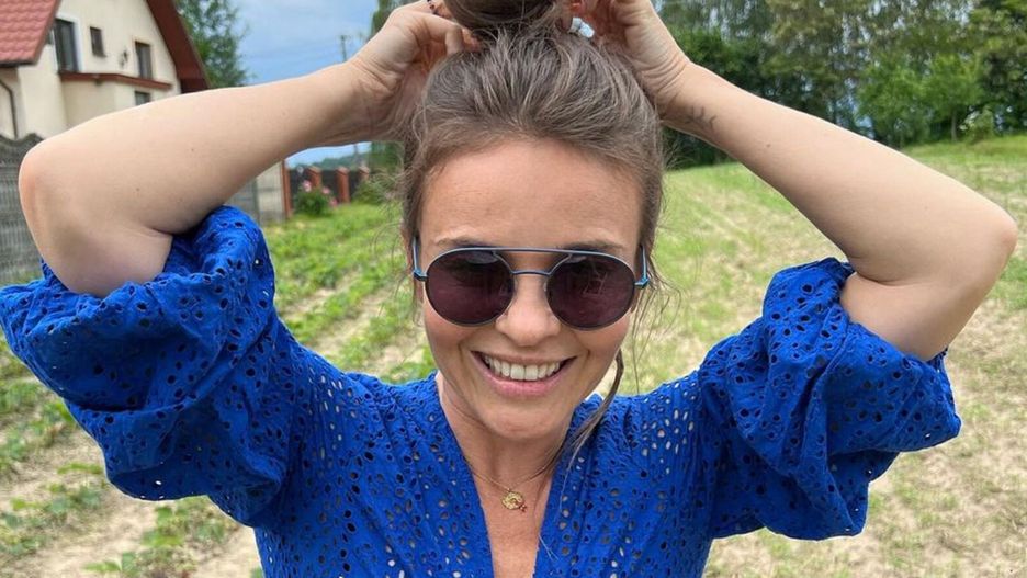 Edyta Herbuś pozuje na wsi