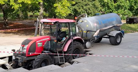 Wjechał ciągnikiem do fontanny. Potrzebny był dźwig