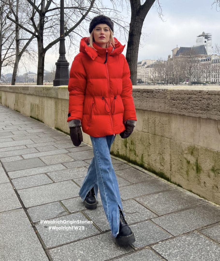 Katarzyna Sawczuk w jeansach z rozciętą nogawką