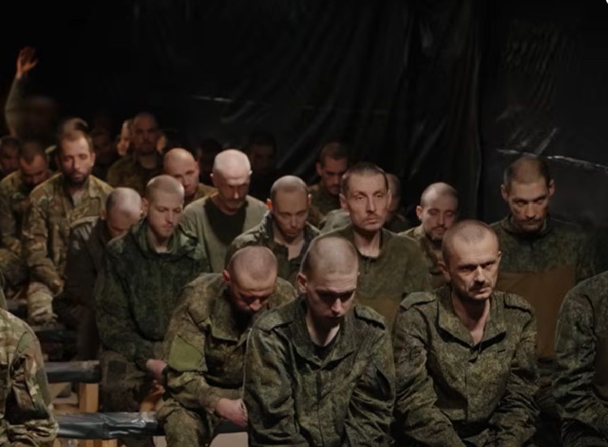Pojmali 100 Rosjan. Pili własny mocz i jedli korę z drzew