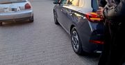 Uściąż: Na widok radiowozu kierowca Audi porzucił auto i zaczął uciekać. Bał się, bo był pijany