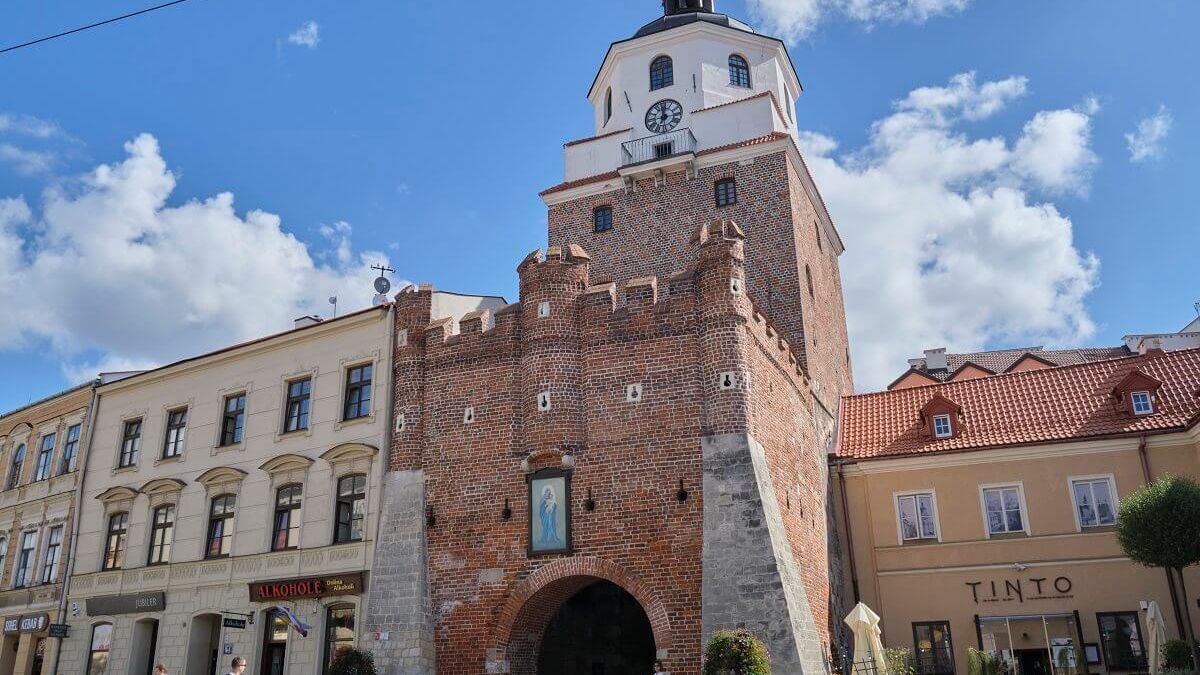 Brama Krakowska w Lublinie widok od strony Ratusza Miejskiego