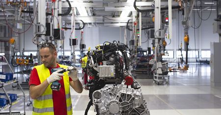 Rekord w cieniu wielkich cięć. Komunikat polskiej fabryki VW