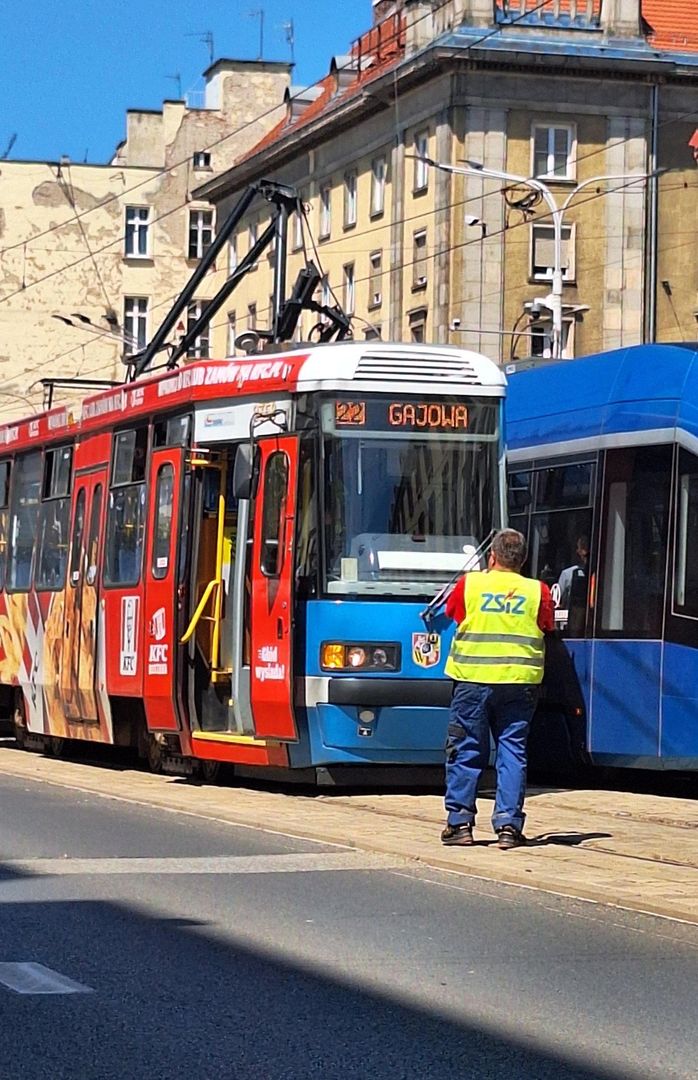 Złamał się pantograf. Niesprawny tramwaj blokuje torowisko.