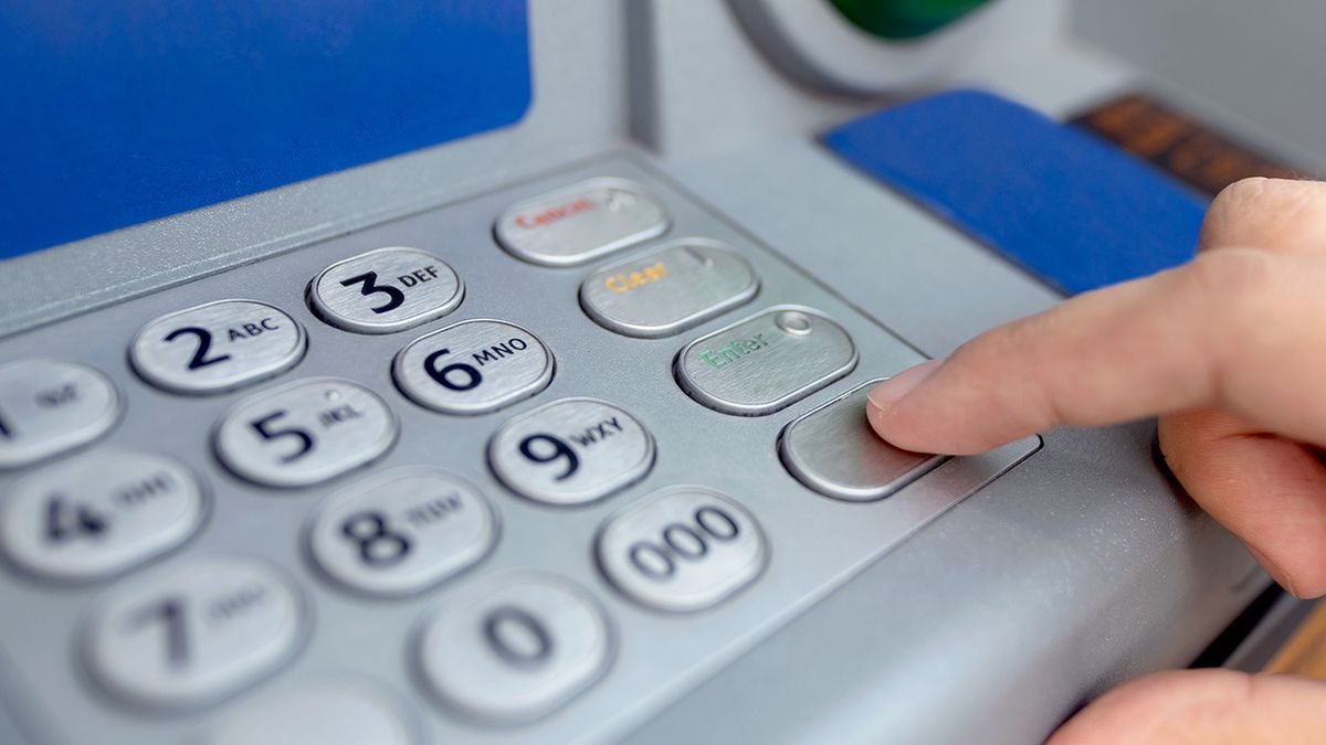 Mężczyzna wypłacił pieniądze z bankomatu. Chwilę później został okradziony