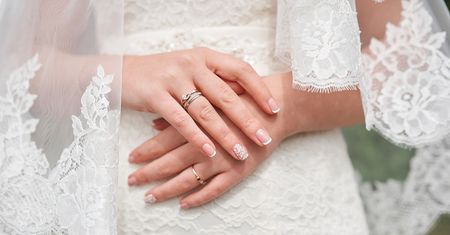 Najmodniejsze paznokcie ślubne. Jaki manicure ślubny wybrać?