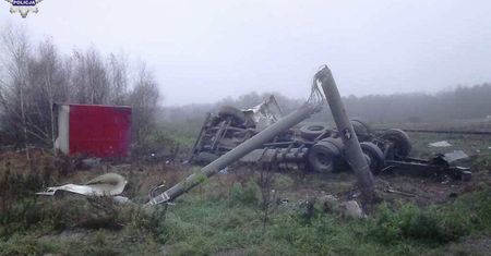 Aleksandrów: Samochód ciężarowy wjechał pod pociąg