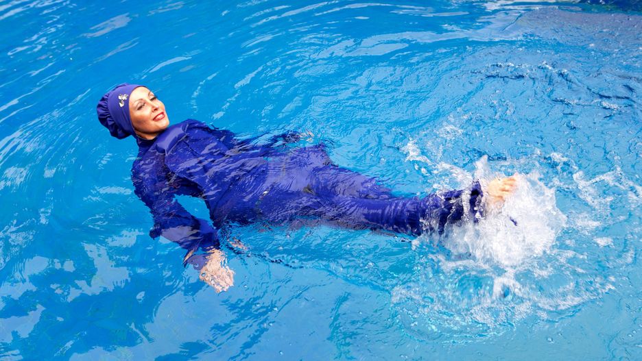Kobiety wyznania muzułmańskiego kąpią się w burkini