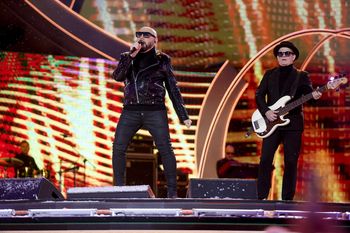 Co za bilokacja w sylwestra. Dwie telewizje i ta sama piosenka, w tym samym czasie