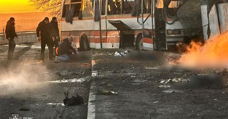 Rosjanie zaatakowali autobus z cywilami. 15 ofiar śmiertelnych