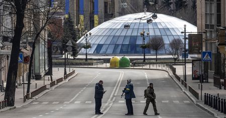 Wojna na Ukrainie: Kijów wciąż niepokonany. Życie toczy się dalej