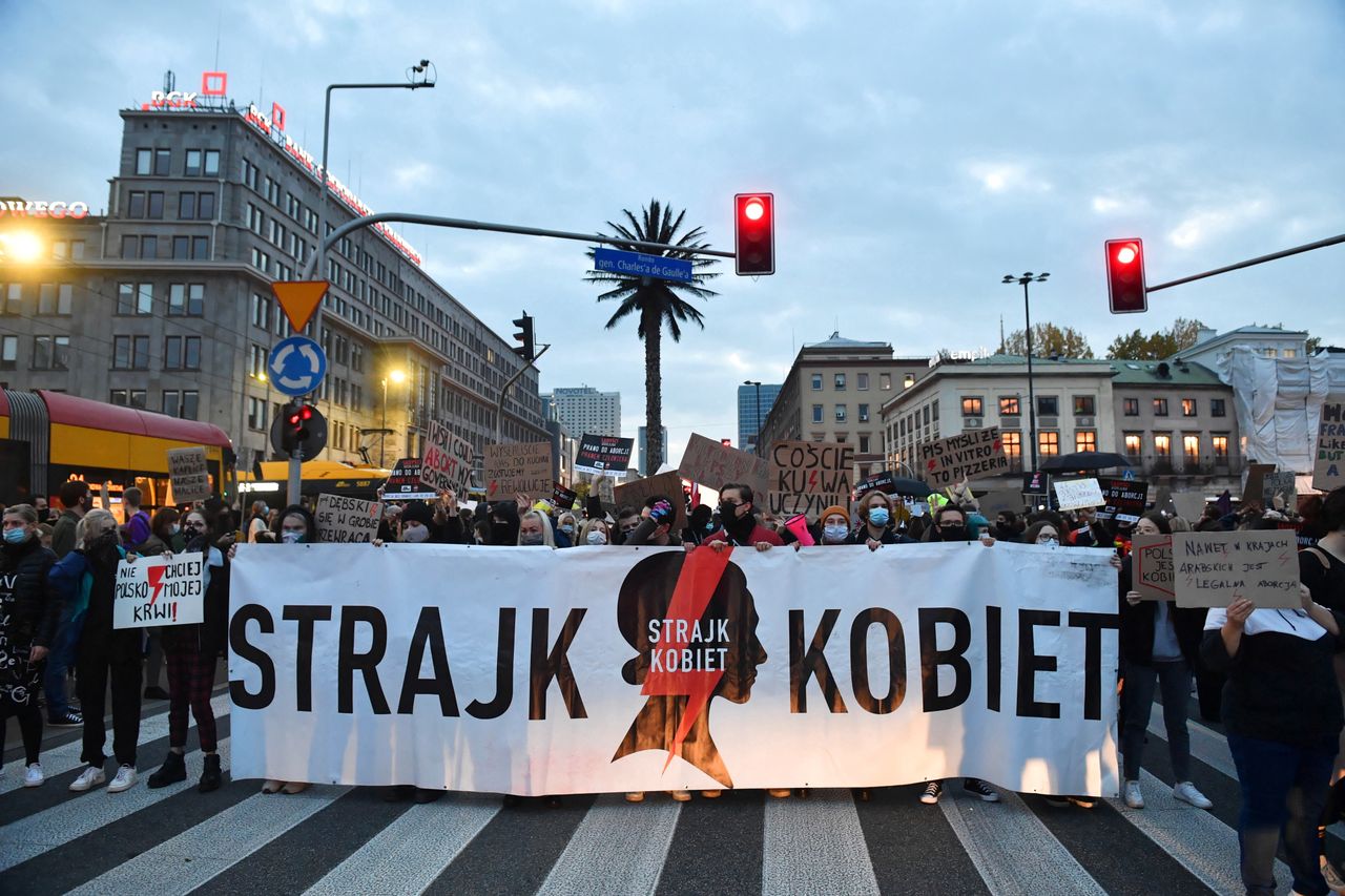 Strajk Kobiet. Protest w Warszawie na rondzie de Gaulle'a