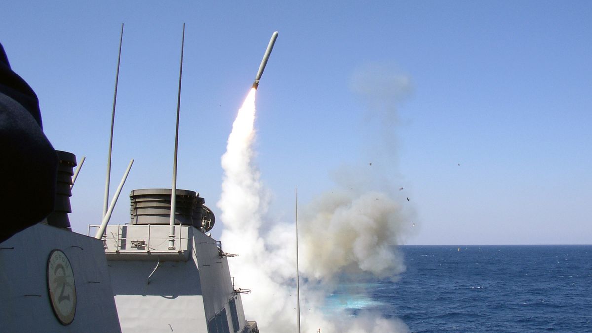 Niszczyciel rakietowy USS Porter wystrzeliwuje pocisk Tomahawk