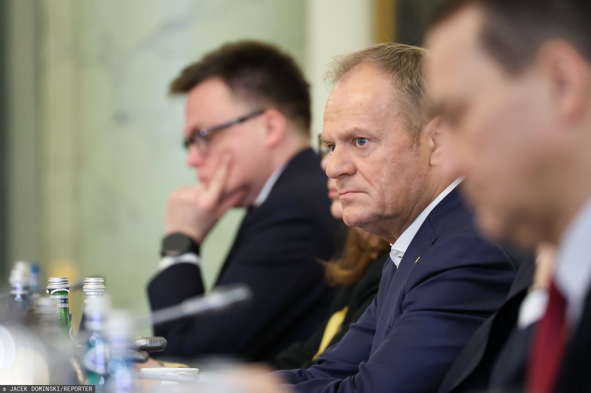Donald Tusk, w tle Szymon Hołownia