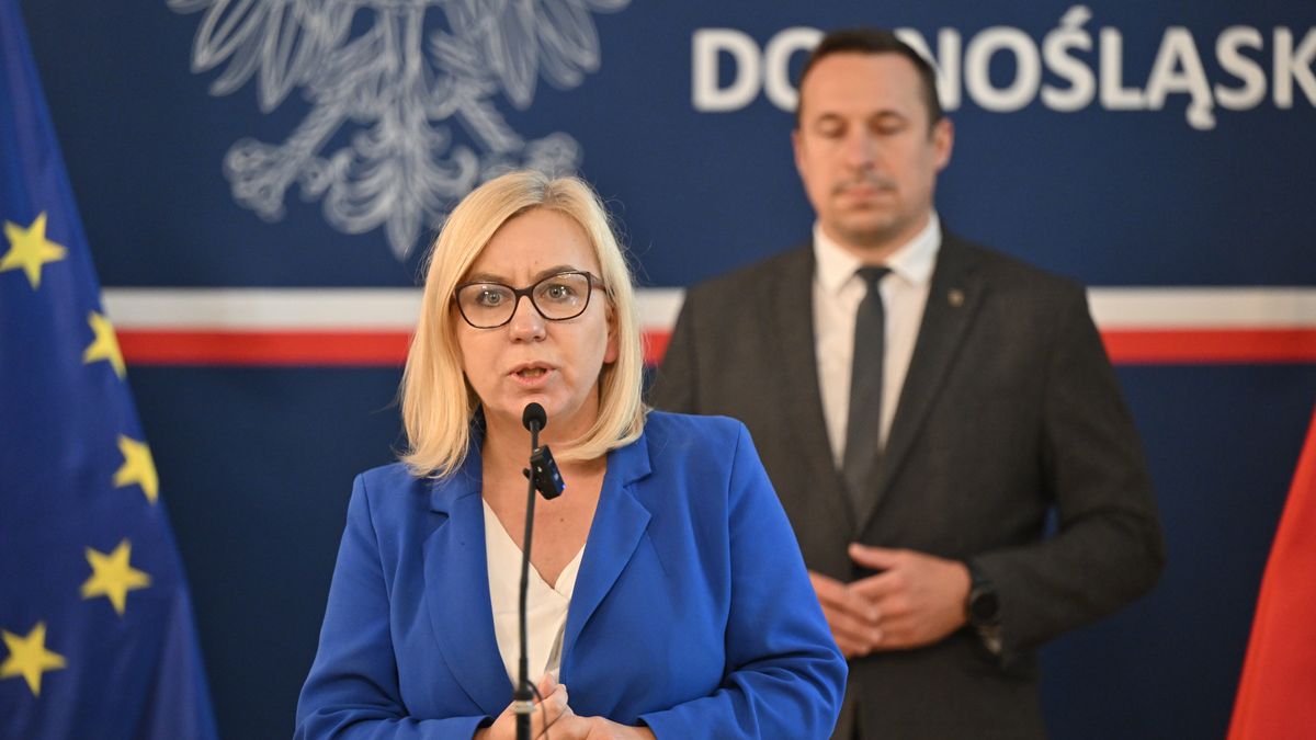 Wrocław, 09.07.2024. Minister klimatu i środowiska Paulina Hennig-Kloska podczas konferencji prasowej pt. "Wspólna strategia dla Odry", 9 bm. w Sali Kolumnowej Dolnośląskiego Urzędu Wojewódzkiego we Wrocławiu. (mr) PAP/Maciej Kulczyński