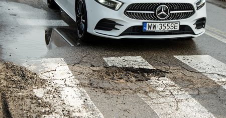 Odszkodowanie za dziurę w jezdni. Zobacz, jak i od kogo je uzyskać