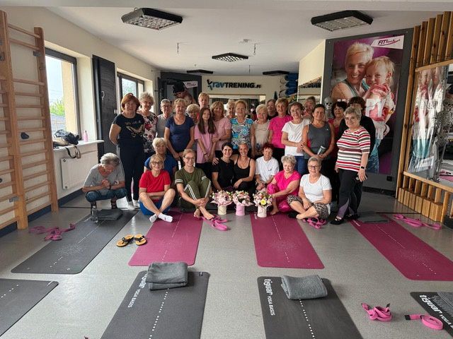 Seniorzy ćwiczą pilates