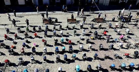 "Serce pęka". 109 pustych wózków na lwowskim rynku to liczba-symbol