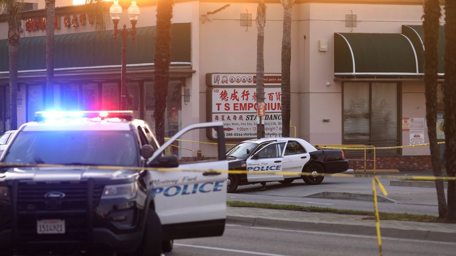 Shooting incident in Monterey Park, California
epa10423110 Monterey Park Police vehicles after a mass shooting at a dance studio in Monterey Park, California, USA, 22 January 2023. The shooting killed ten and wounded ten more during a Lunar New Year celebration according to the Los Angeles County Sheriff's Department.  EPA/DAVID SWANSON 
Dostawca: PAP/EPA.
DAVID SWANSON