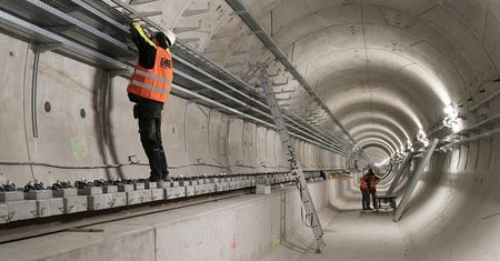 Warszawa. Postępuje budowa metra na Bródnie. Montaż torowiska