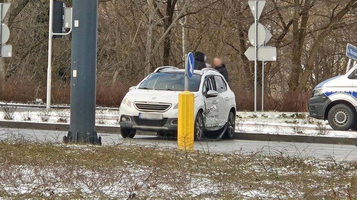 Renault uderzył w peugeota na rondzie Honorowych Krwiodawców w Lublinie