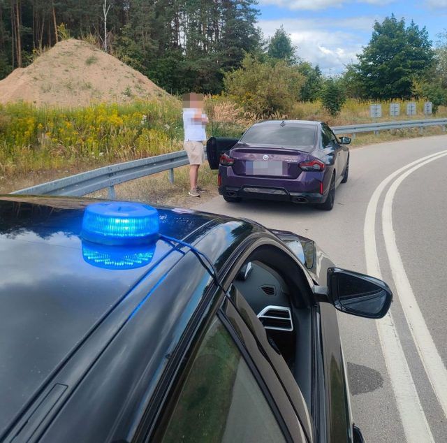 BMW zatrzymane na S17. Kierowca przekroczył prędkość i prowadził przywłaszczony pojazd (zdjęcia)