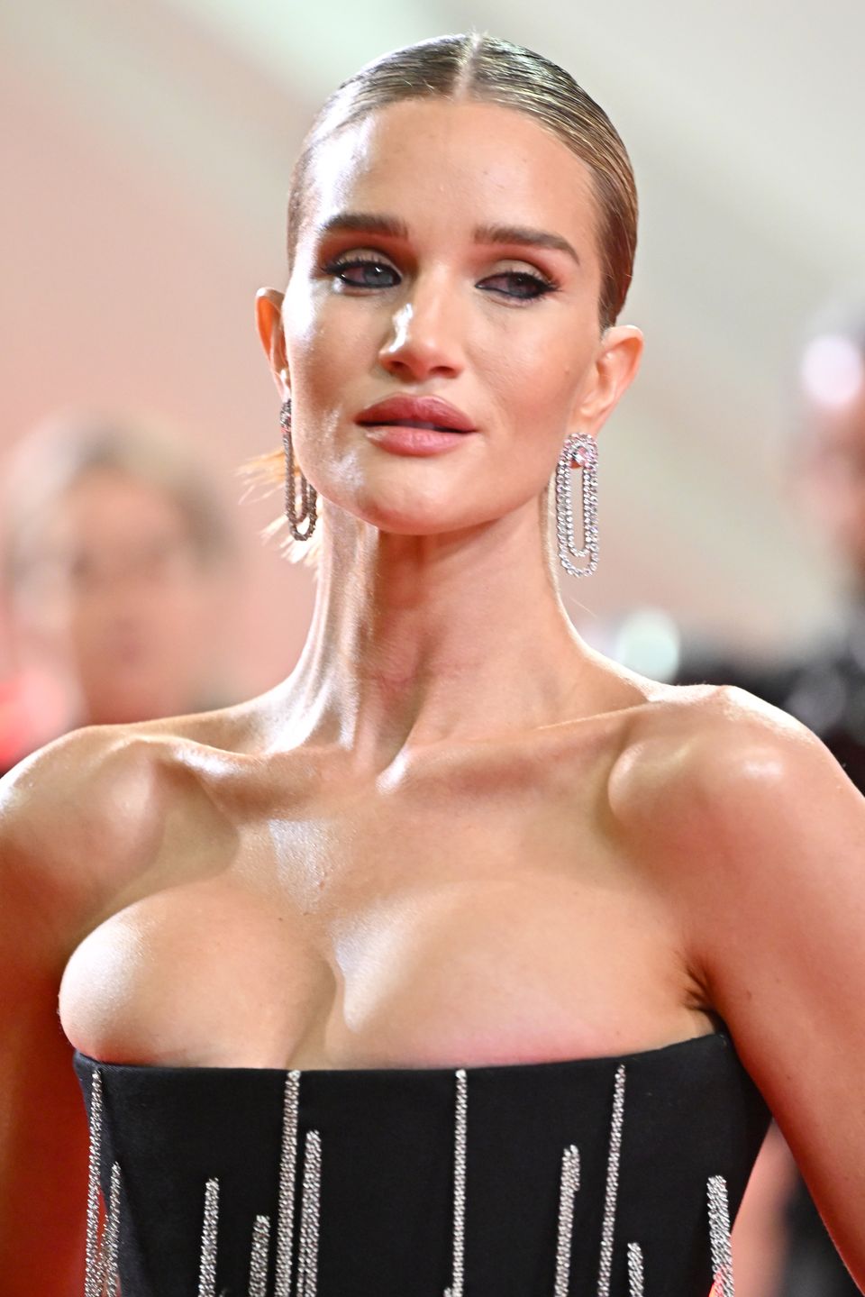Wydekoltowana Rosie Huntington-Whiteley w Cannes