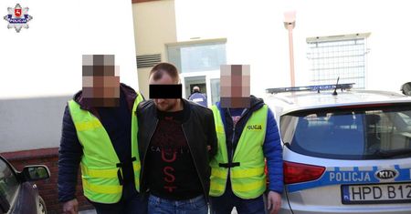 Rosjanin ukradł torebkę metodą „na przebite koło”. W środku było 15 tys. zł