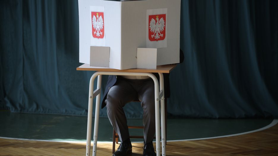 Kraków, 01.06.2025. Wybory prezydenta RP - II tura. Prezydent RP Andrzej Duda głosuje w lokalu wyborczym w Krakowie, 1 bm. Trwa głosowanie w II turze wyborów prezydenta RP. Do jego zakończenia obowiązuje cisza wyborcza. (mr) PAP/Łukasz Gągulski
