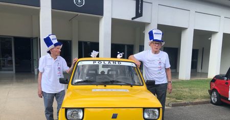 92-letni kierowca i 96-letni pilot. Maluchem pojechali z Polski do Turynu