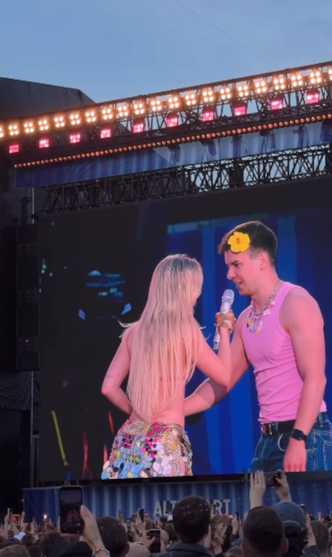 Zara Larsson zaprosiła go na scenę. To radny z Konina