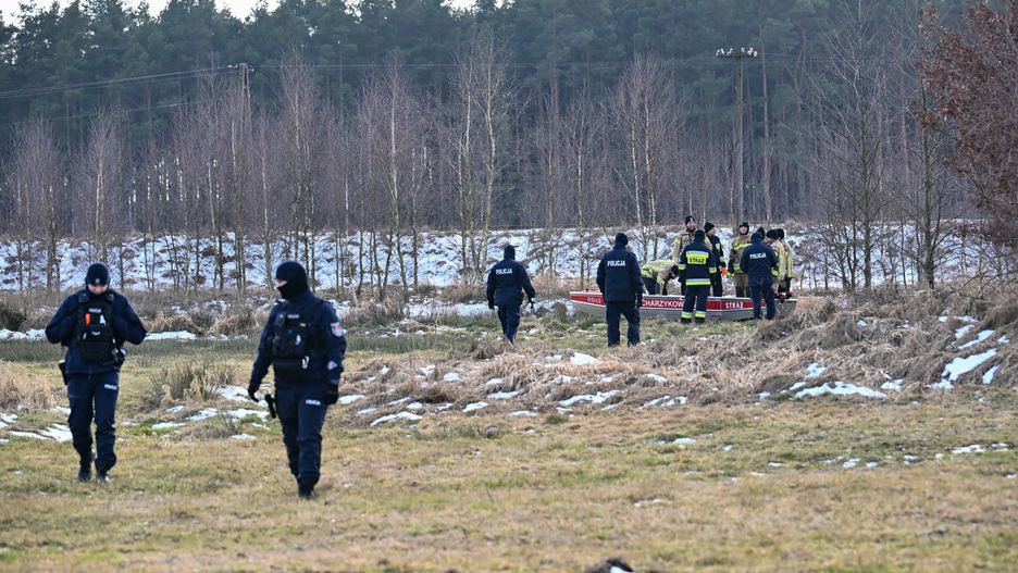 Będźmierowice, 20.02.2025. Działania policji w miejscu upadku niezydentyfikowanego obiektu do zbiornika wodnego na terenie gospodarstwa rolnego w Będźmierowicach (gm. Czersk), 20 bm. Jednym z rozważanych scenariuszy jest to, że chodzi o część rakiety firmy SpaceX. POLSA potwierdziła, że w nocy z wtorku na środę nad terytorium naszego kraju doszło do niekontrolowanego wejścia w atmosferę członu rakiety nośnej Falcon 9 R/B. Część statku ważyła około 4 tony. Rakieta została wystrzelona 1 lutego z bazy lotniczej Vandenberg w Kalifornii, w ramach misji Space X Starlink Group 11-4. (pk/amb) PAP Piotr Kowala ***Do tego materiału zdjęciowego dostępna jest również depesza w systemie CSI, pt.: Pomorskie/ Kolejny niezidentyfikowany obiekt spadł na teren Polski, w okolicy Czerska (aktl.)***