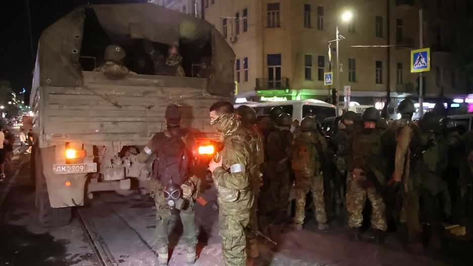 Członkowie Grupy Wagnera przygotowują się do wyjazdu z kwatery głównej Południowego Okręgu Wojskowego i powrotu do swojej bazy 24 czerwca 2023 r. w Rostowie nad Donem