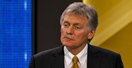 Pieskow ostrzega UE. "Obcina gałąź, na której siedzi"