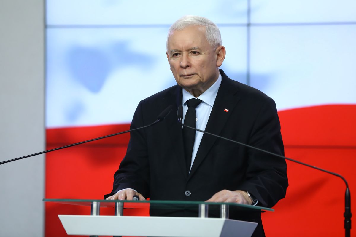 Kaczyński chwali się znajomością angielskiego. Cytuje tytuł piosenki 