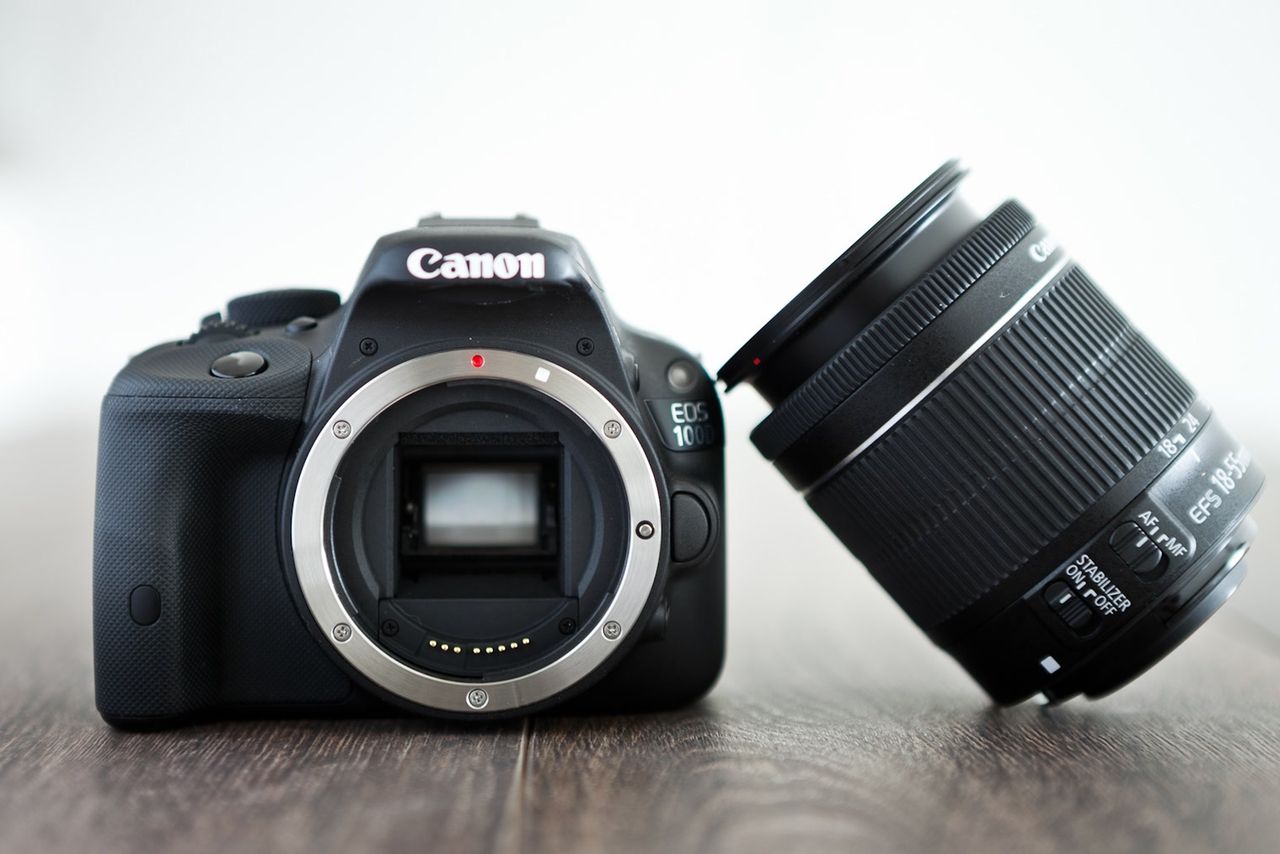 Jaką wybrać lustrzankę do 2000 zł? Jedną z sugerowanych jest Canon EOS 100D (na zdjęciu).
