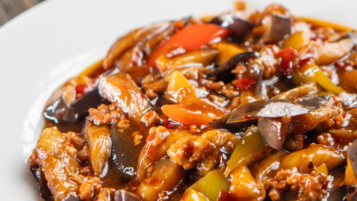 Stir fry z bakłażanem to pomysł na sezonowy obiad z patelni