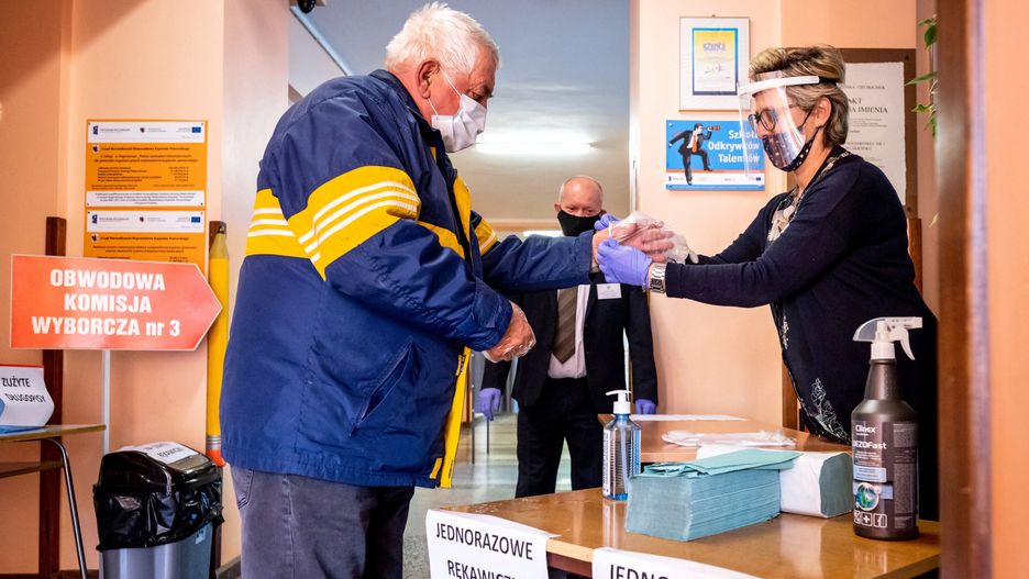 Koronawirus w Polsce. Do wyborów prezydenckich zostało 13 dni. Mimo tego nadal nie wiadomo w jaki sposób zostaną przeprowadzone.