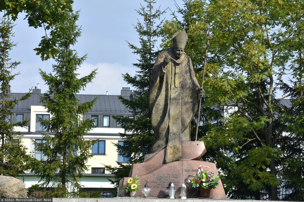 Pomnik papieża Jana Pawła II w Suwałkach