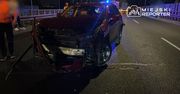 Warszawa: Ciężarówka zderzyła się z osobówką na Wisłostradzie. Na naczepie przemieścił się ładunek