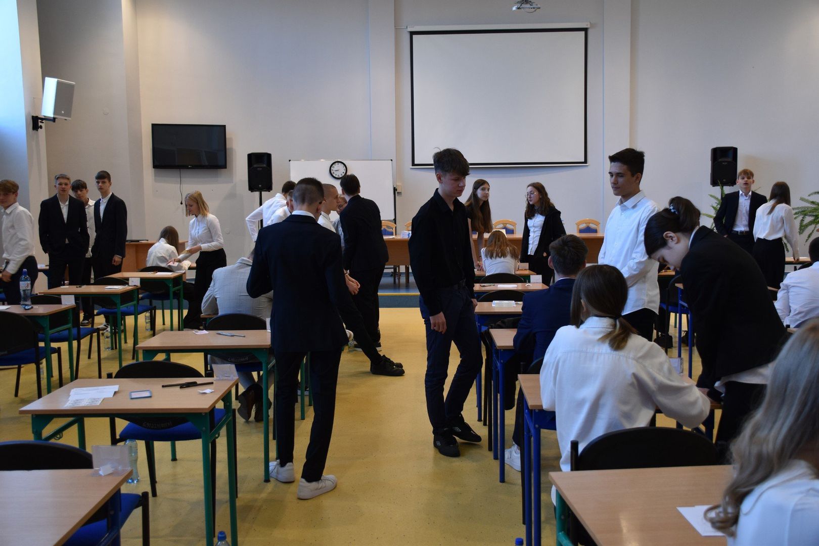 Uczniowie Szkoły Podstawowej nr 24 im. Jana Pawła II tuż przed rozpoczęciem egzaminu z języka polskiego