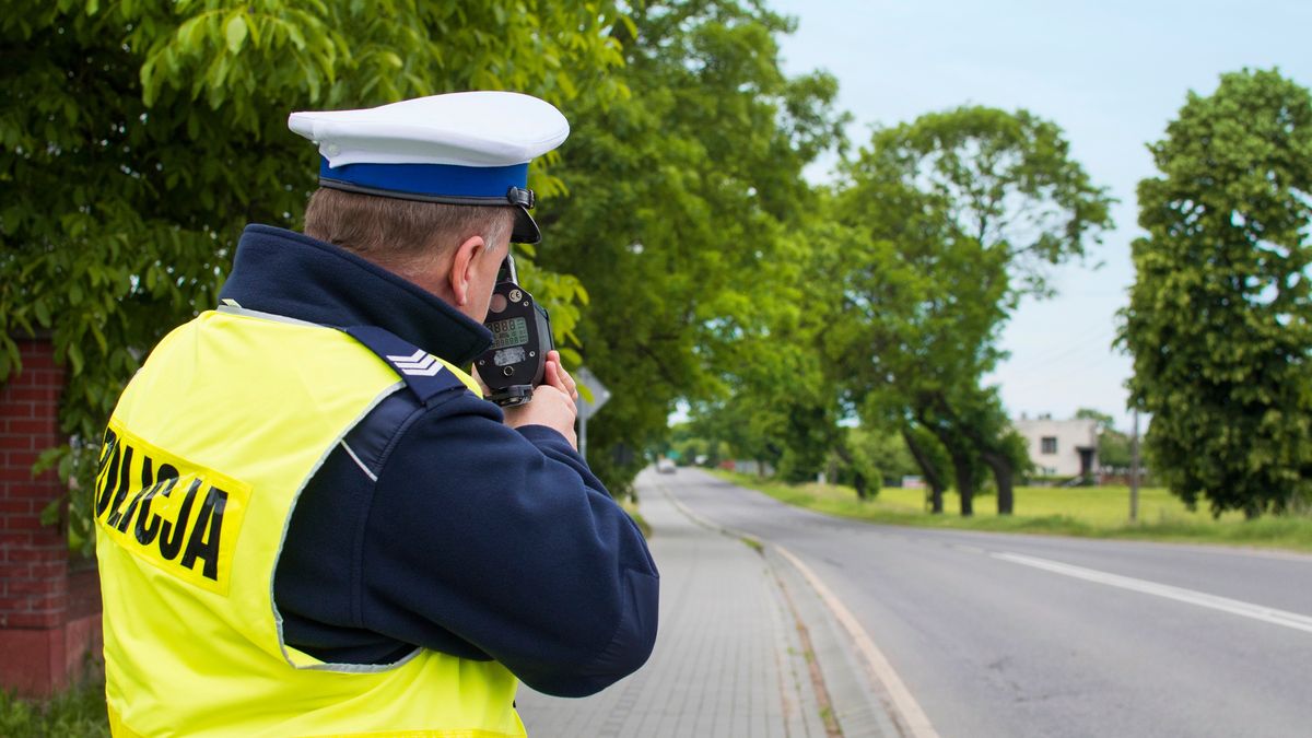 Na zdjęciu policjant z radarem - foto ilustracyjne