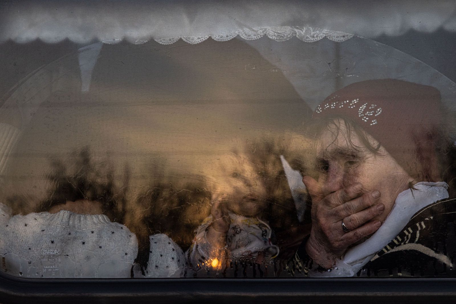 Evacuees from Mariupol and Melitopol amid Russian invasion of Ukraineepa09849862 A woman sits with a baby on a bus as they with other people who fled from the besieged by Russian military southeastern city of Mariupol and occupied Melitopol arrive at the evacuation point in Zaporizhzhia, Ukraine, 25 March 2022. Hundreds of people were evacuated on 25 March from the southeastern cities of Mariupol and Melitopol and arrived in Ukraine's controlled area by buses and their own cars. Almost 100,000 residents remain trapped and live in 'inhuman conditions' without food and water in the ruined city of Mariupol, amid Russia's 'constant shelling', Ukrainian president Volodymyr Zelenskyy says.  EPA/ROMAN PILIPEY Dostawca: PAP/EPA.ROMAN PILIPEY