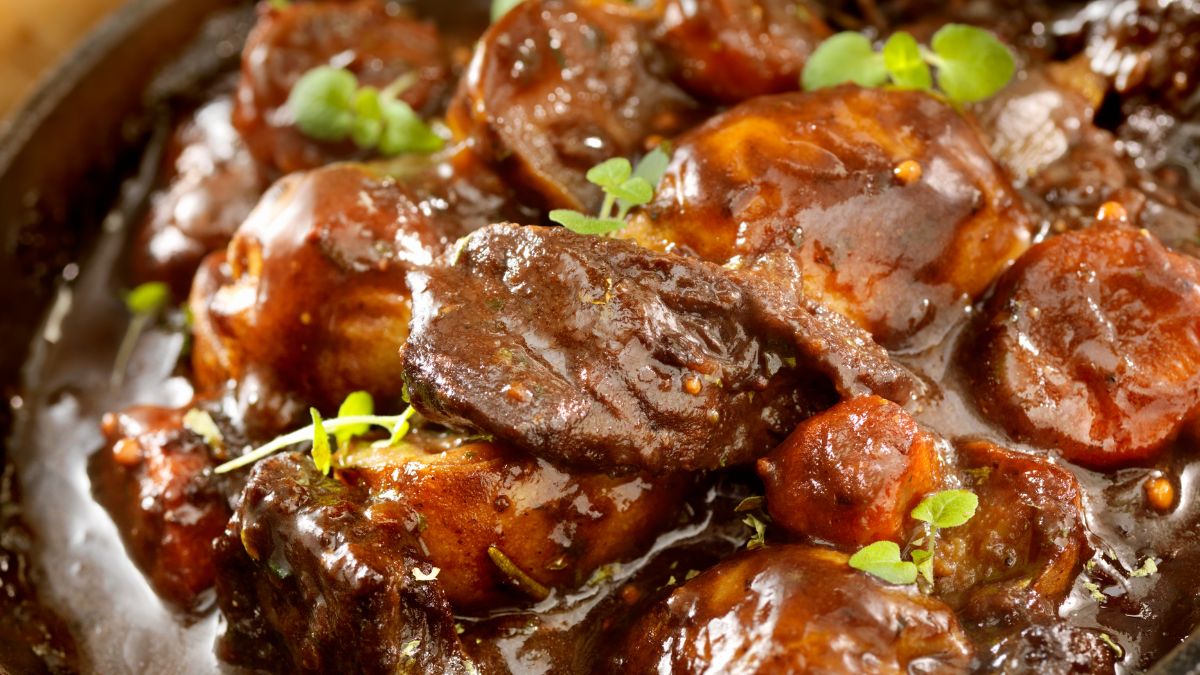 Nie zalewaj mięsa do gulaszu taką wodą.  Będzie twarde i żylaste