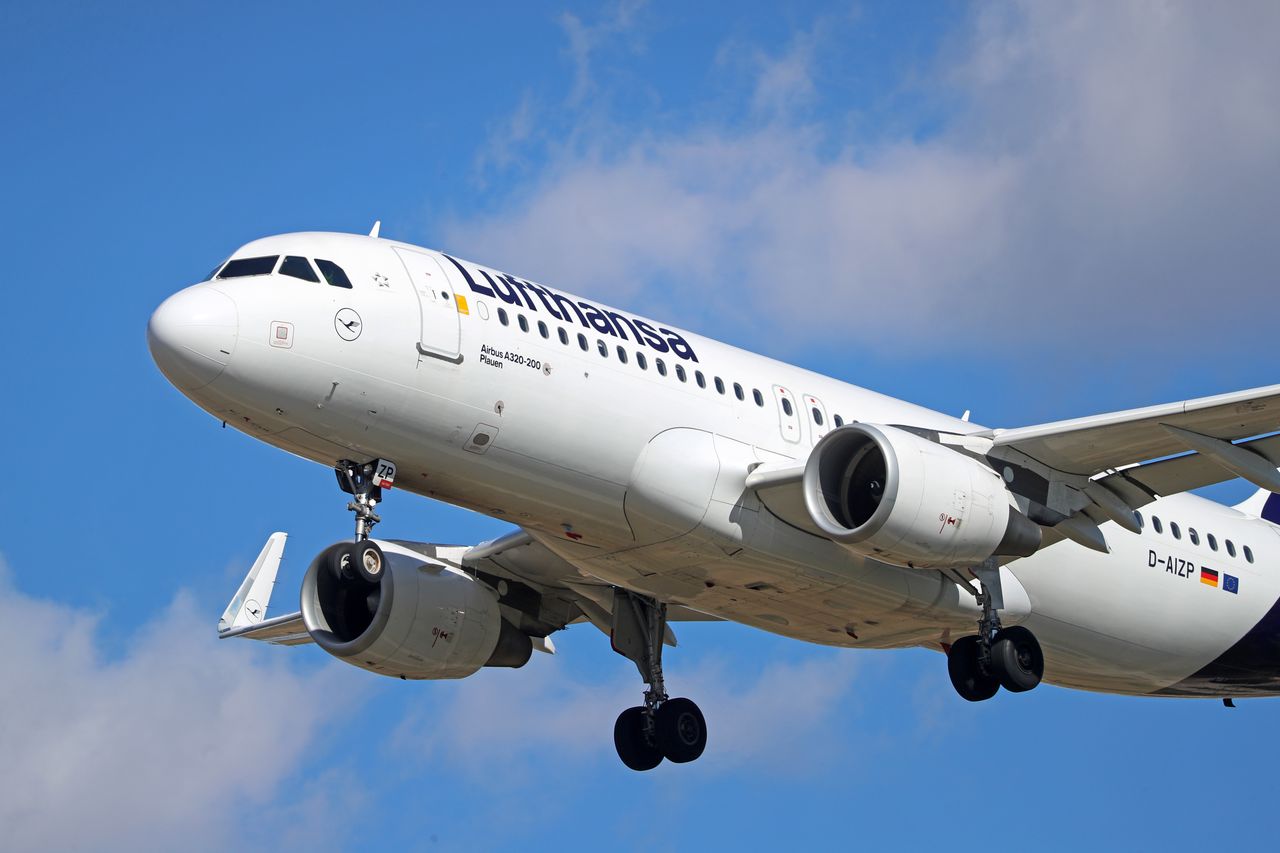 Lufthansa Captain's Dramatic Wing Rock Farewell Sparks Debate