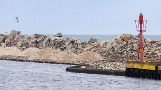 Ustka: Postępy prac przy rozbiórce falochronów. Na naszych oczach znika wiekowa konstrukcja