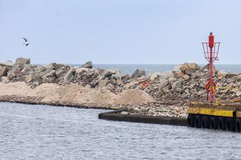 Ustka: Postępy prac przy rozbiórce falochronów. Na naszych oczach znika wiekowa konstrukcja